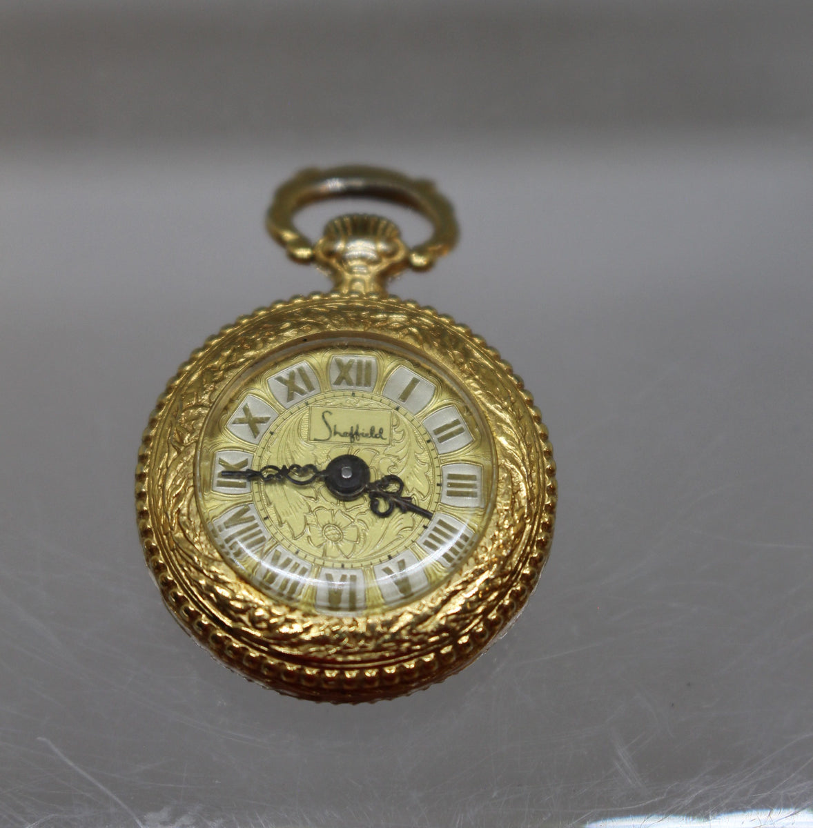 Vintage Womens Sheffield Swiss Made Gold Tone Pocket Watch  display picture 2