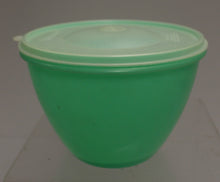 Load image into Gallery viewer, Tupperware Crisp-It Lettuce Keeper with Lid &amp; Spike - Jadeite Green - Used