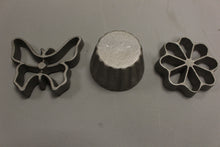 Load image into Gallery viewer, Vintage Handi Hostess Kit Waf-L-Ette &amp; Pastry Shell Molds - Used
