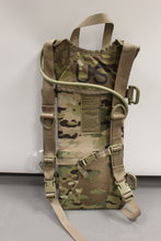 Load image into Gallery viewer, US Army Multicam Hydration System Carrier with Bladder - 8465-01-580-1316 - New