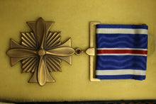 Load image into Gallery viewer, WWII US Distinguished Flying Cross Medal Set - Used
