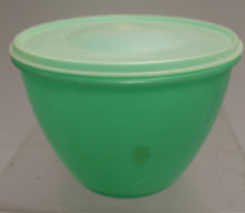 Load image into Gallery viewer, Tupperware Crisp-It Lettuce Keeper with Lid &amp; Spike - Jadeite Green - Used