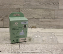 Load image into Gallery viewer, Green Sprouts Medium &amp; Fast Flow Nipple Set - New