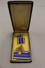 Load image into Gallery viewer, WWII US Distinguished Flying Cross Medal Set - Used