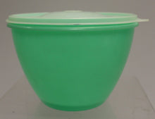 Load image into Gallery viewer, Tupperware Crisp-It Lettuce Keeper with Lid &amp; Spike - Jadeite Green - Used