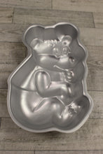Load image into Gallery viewer, Winton 1975 Aluminum Giggling Bear Cake Pan - 508-477 - Used