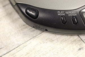 Vintage Sony Discman D-173 CD Player with Case - Used
