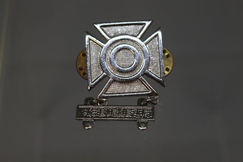 US Army Marksmanship Qualification Badge Pin - Sharpshooter Rifle - Shiny - Used