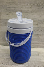 Load image into Gallery viewer, Rubbermaid Half Gallon Water Drink Jug - #154A - Blue/White - Used
