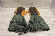 Load image into Gallery viewer, Artic Flying Mitten Set with Insert - Medium - 8415-00-268-8312 - Used