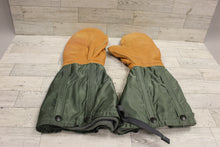 Load image into Gallery viewer, Artic Flying Mitten Set with Insert - Medium - 8415-00-268-8312 - Used