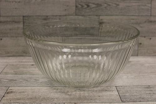 Pyrex Sculpted Ribbed 2.5-Quart Mixing Bowl - 10 Cup - 2.5 Liter - 7403-S - Used