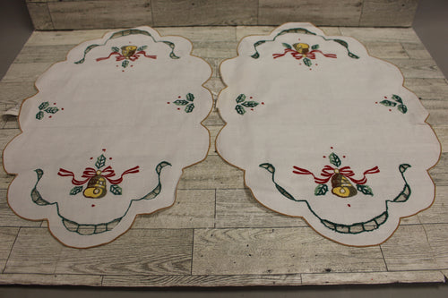 Vintage Christmas Embroidered Oval Dolly Placemat - Set of 2 - Scallops - Used