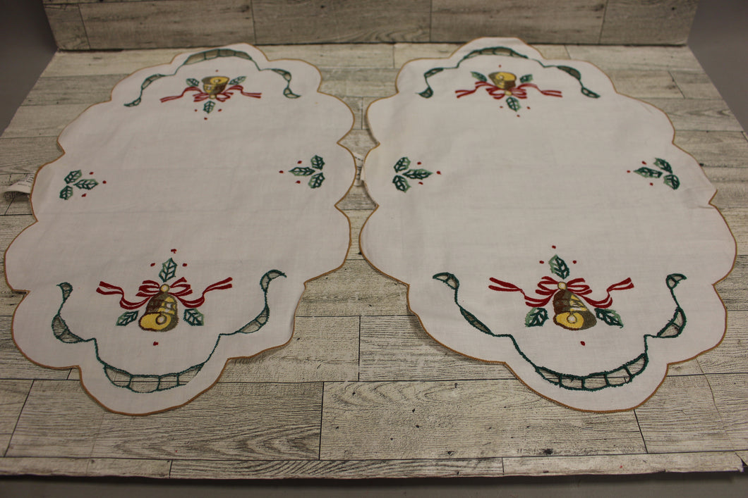 Vintage Christmas Embroidered Oval Dolly Placemat - Set of 2 - Scallops - Used