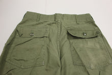 Load image into Gallery viewer, US Army Man's Utility Green Pants / Trousers - OG-507 - Size: 28 x 29 - Used