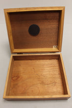 Load image into Gallery viewer, Quality Importers Wooden Cigar Humidor - Used