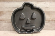 Load image into Gallery viewer, Wilton Pumpkin Shaped Cake Mold Cake Pan -Used